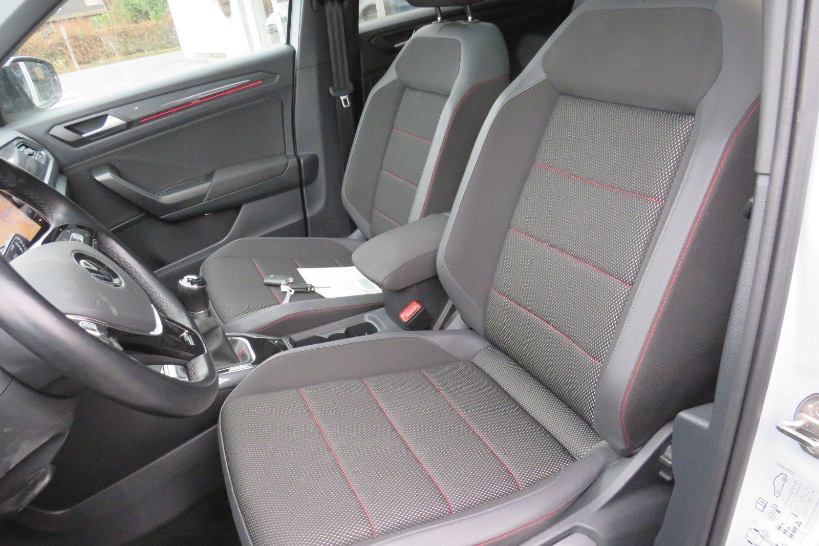 Fahrzeugabbildung Volkswagen T-Roc Sport R-LINE PANO 18`LED NAVI APP 1.HD