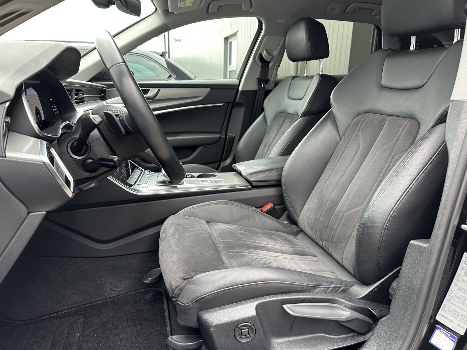 Fahrzeugabbildung Audi A6 Avant 35 TDI Sport NAV+LED+ACC+360°+VCOCK+SHZ