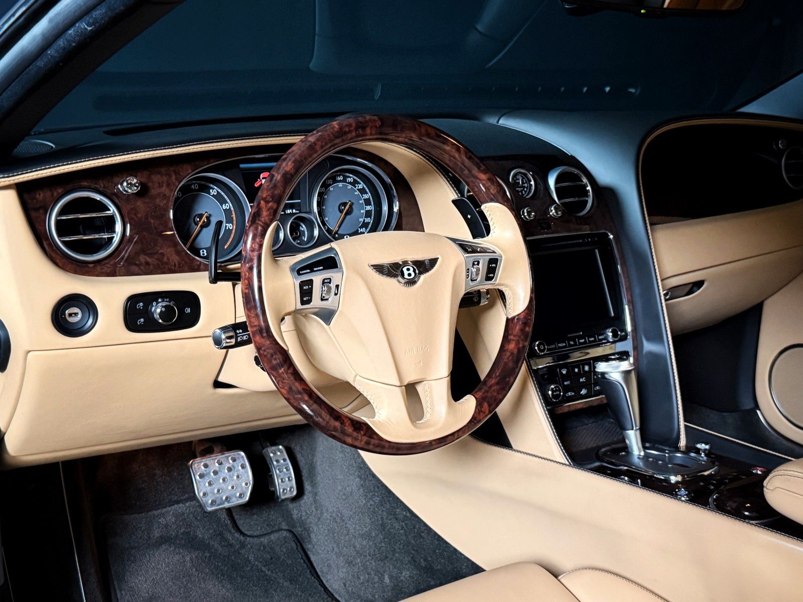 Fahrzeugabbildung Bentley Continental GT 6.0 W12 Speed 4WD Automatik