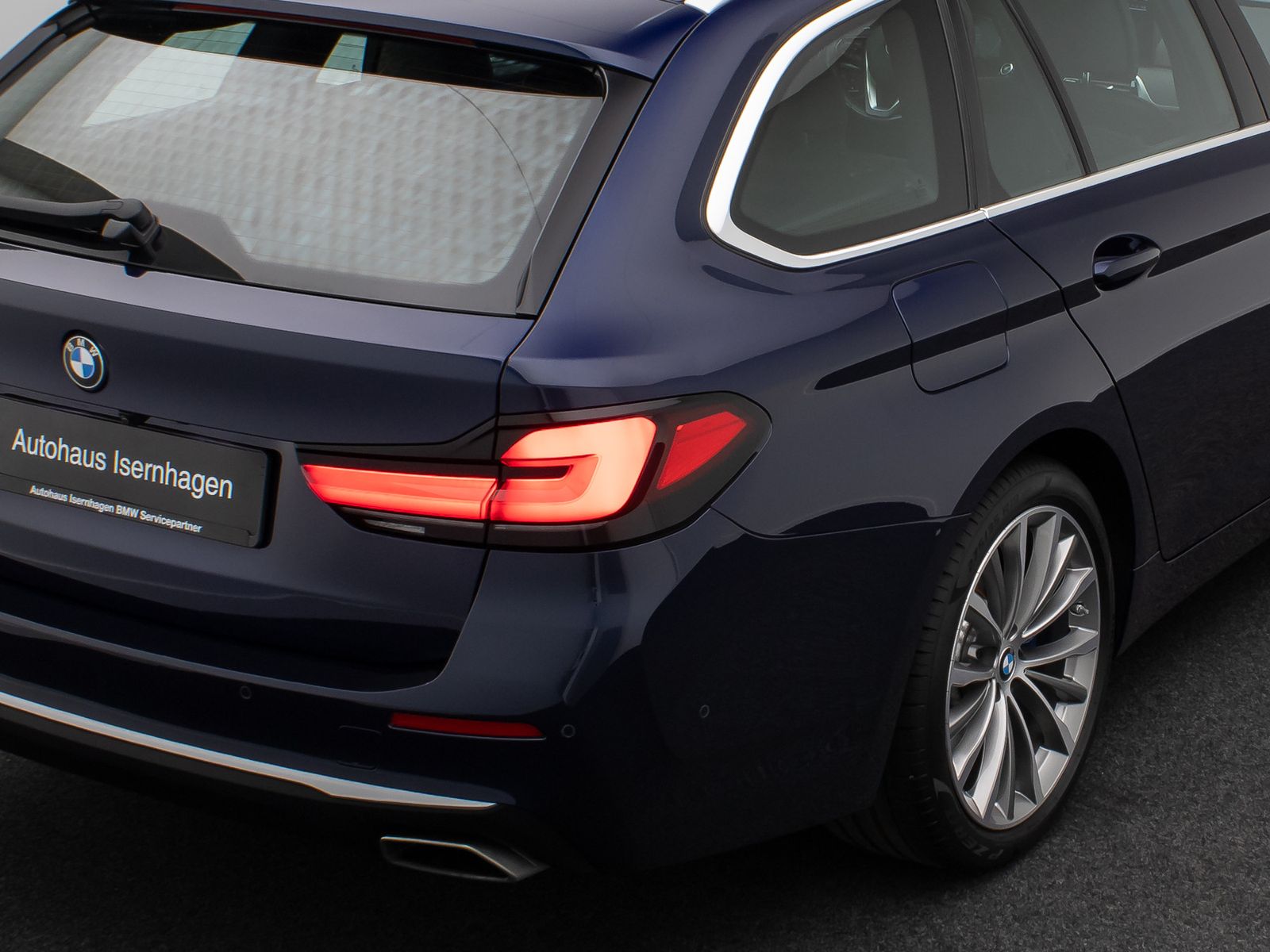 Fahrzeugabbildung BMW 530d xD Luxury Line HUD DAB AHK Panorama H/K 19"