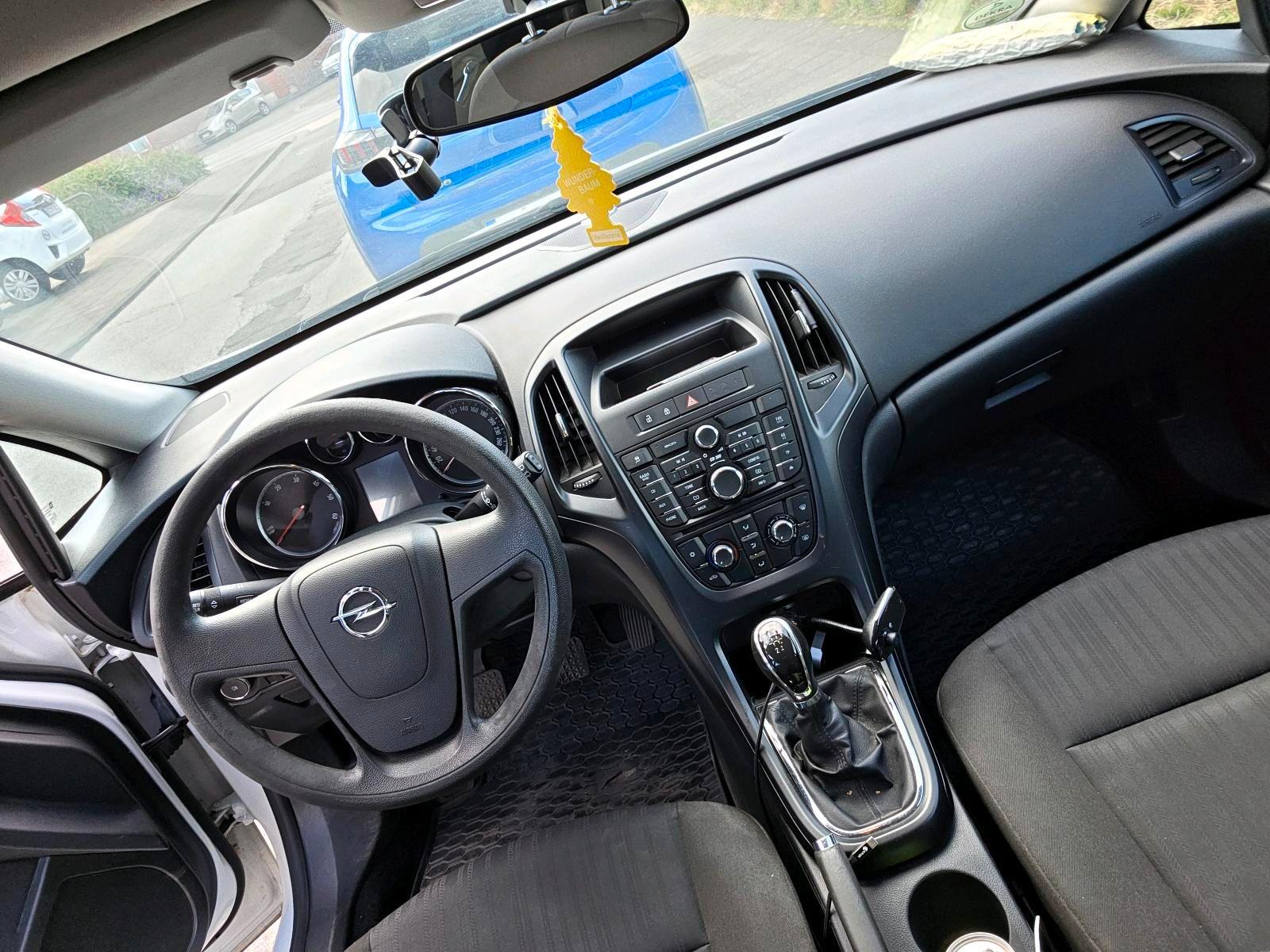 Opel Astra 2011 — photo 9
