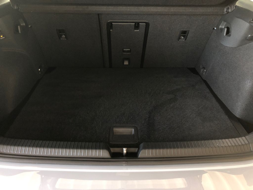 Fahrzeugabbildung Volkswagen Golf 1.0 TSI Life AHZV Paket Business Winter