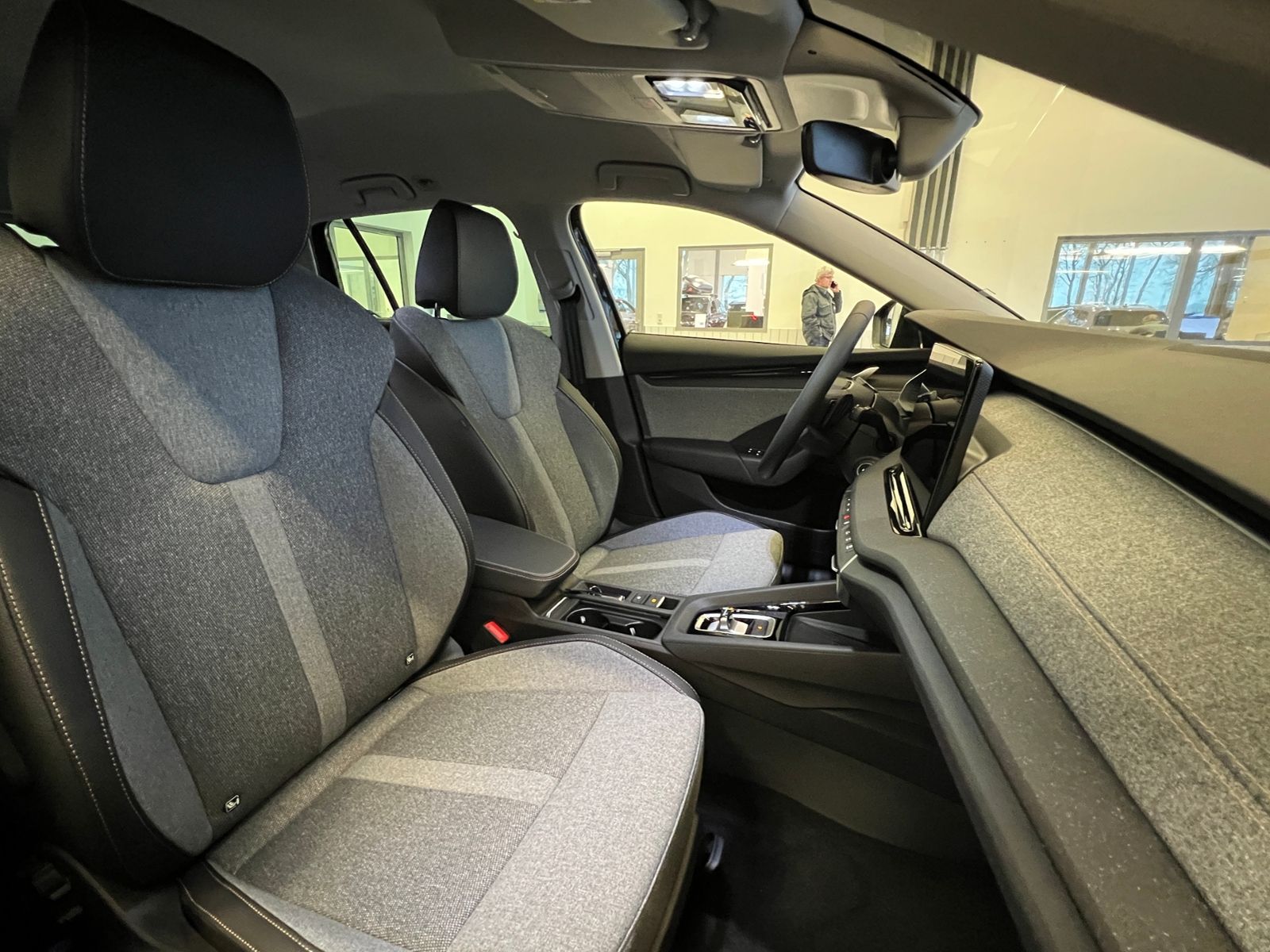 Fahrzeugabbildung SKODA Octavia Combi TOUR 2.0 TDI DSG *AHK, Travel Assi