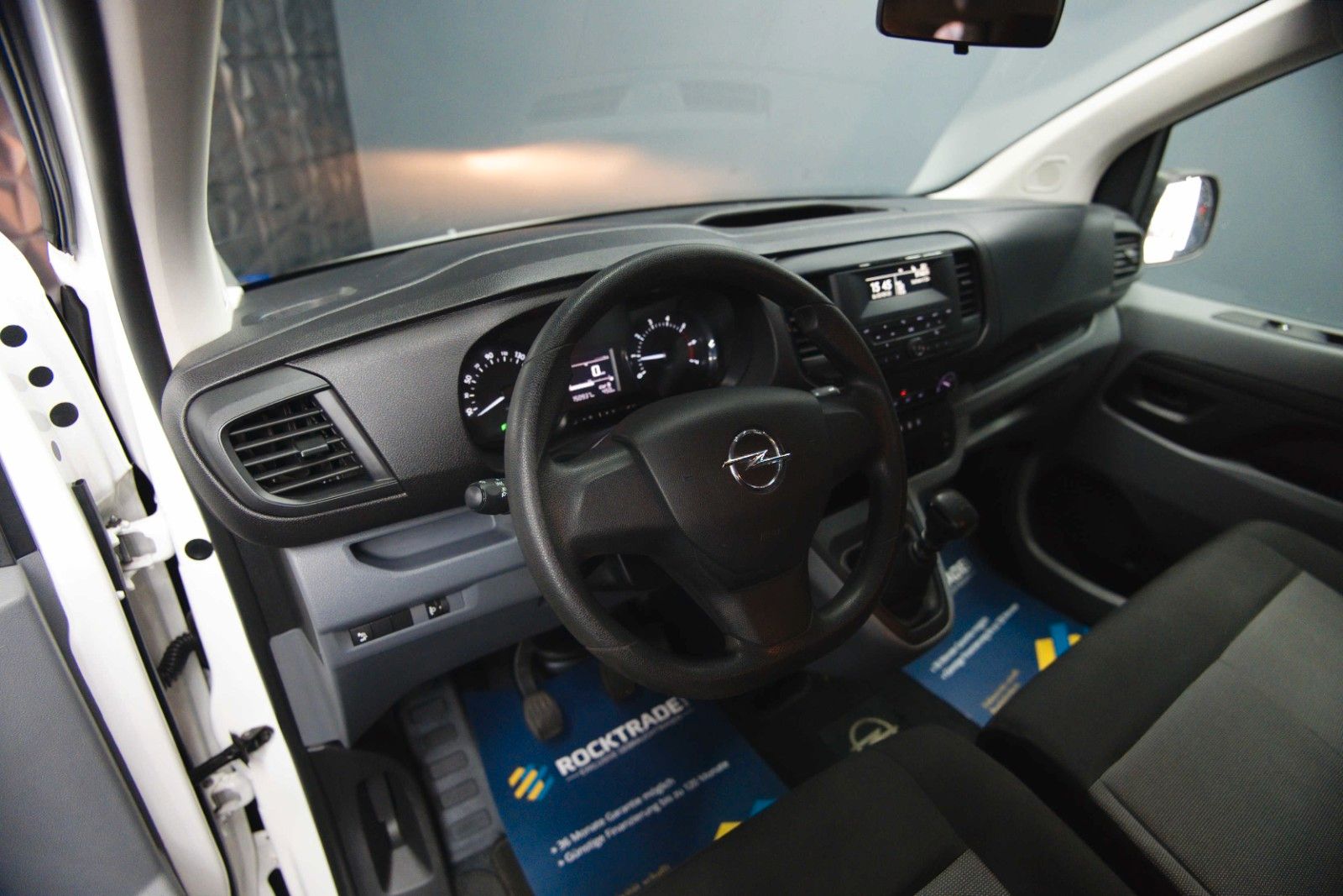Fahrzeugabbildung Opel Vivaro Kombi S | 9 Sitze | Klima | DAB | TÜV NEU