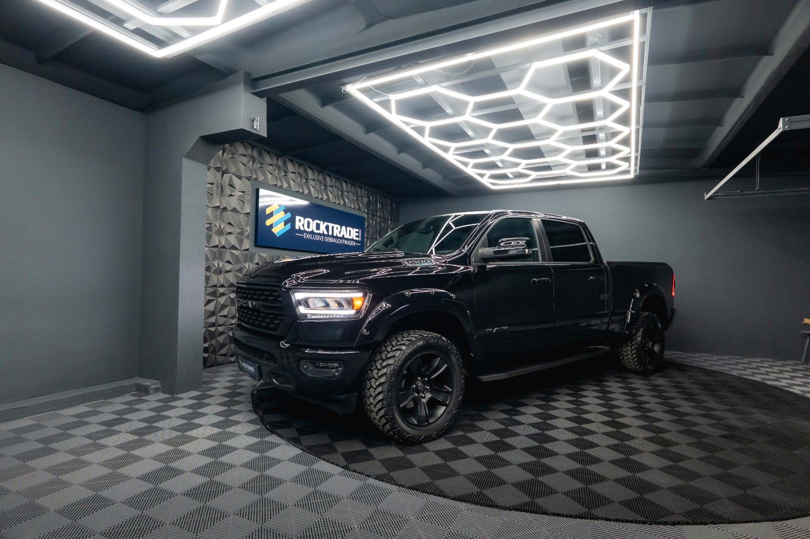 Fahrzeugabbildung Dodge RAM 5.7 V8 HEMI 4x4 BLACK EDITION Longbed 19%