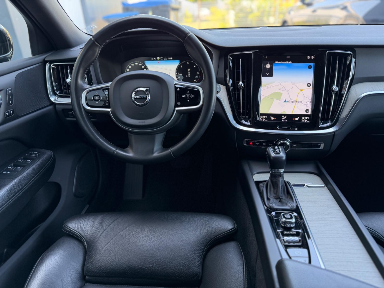 Volvo V60 D4 AWD Inscription Leder AHK ACC LED Spur 18