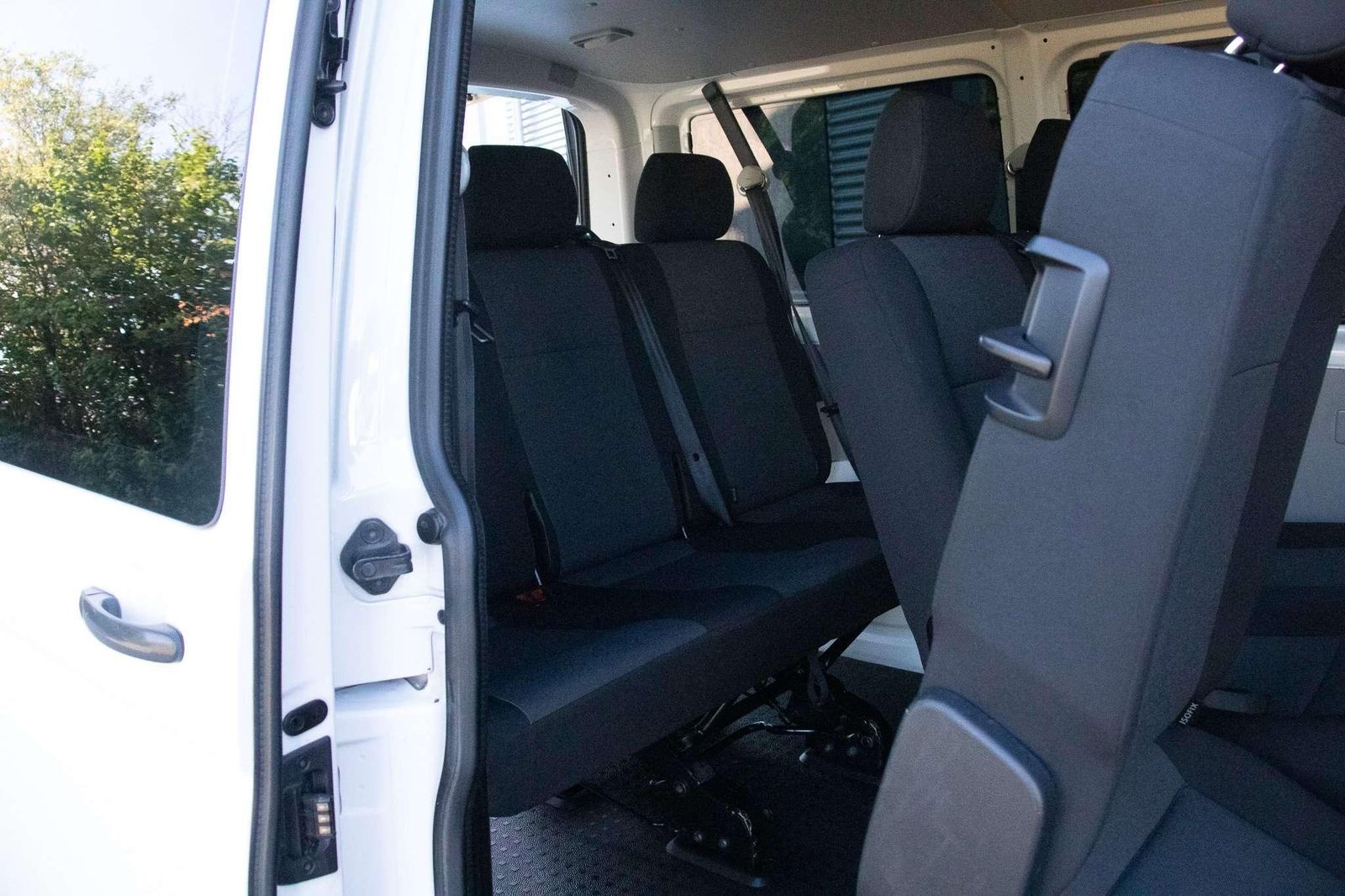 Fahrzeugabbildung Volkswagen T6 Transporter Kasten Kombi 4 Motion 9 Sitzer