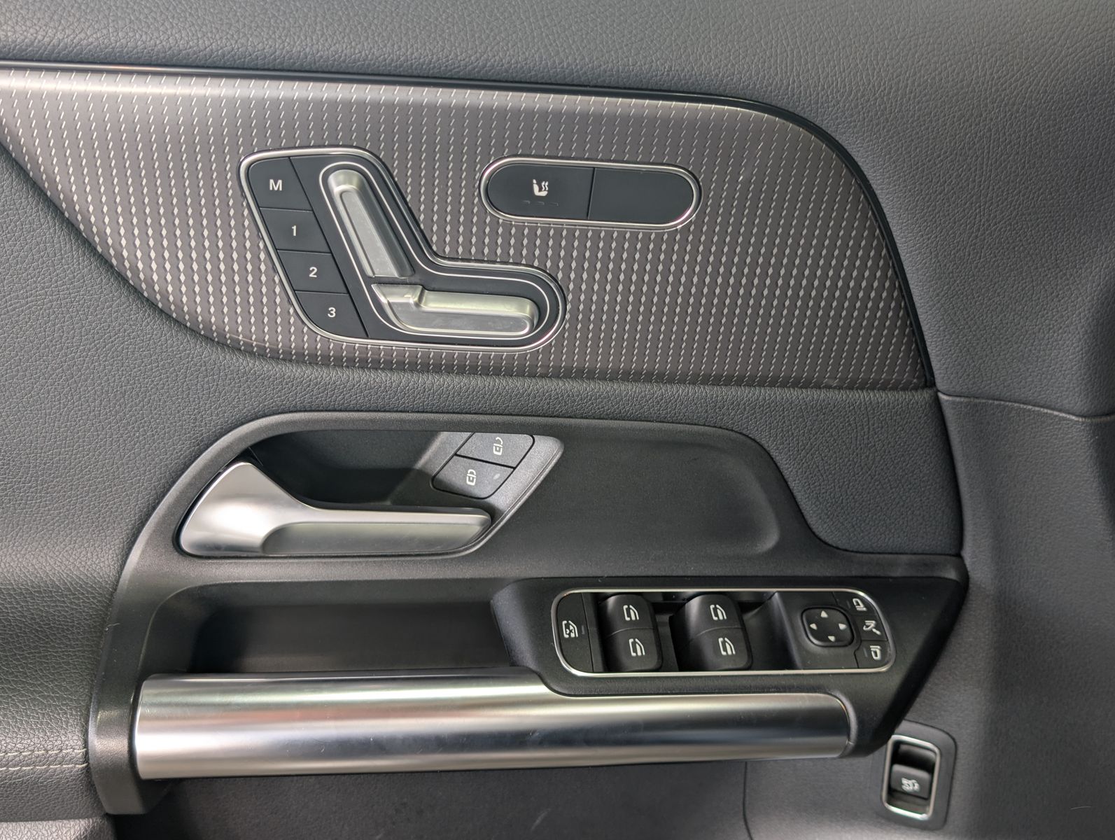 Fahrzeugabbildung Mercedes-Benz GLA 200 d LEDER AHK MBUX VIRT APP KAM SHZ ALU18"