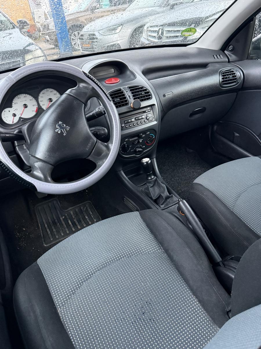 Peugeot  2004 — photo 10