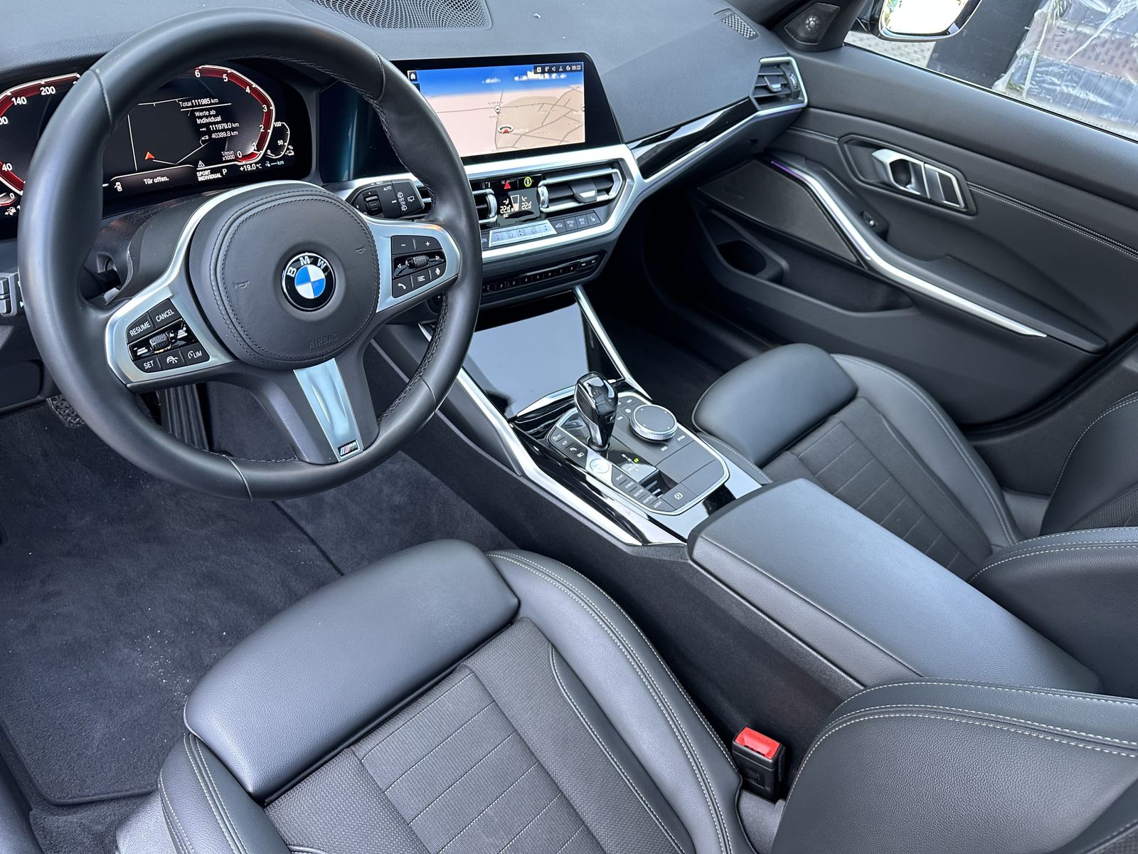 Fahrzeugabbildung BMW 330e Touring xDrive Sport Line NAV+LED+AHK+PANO