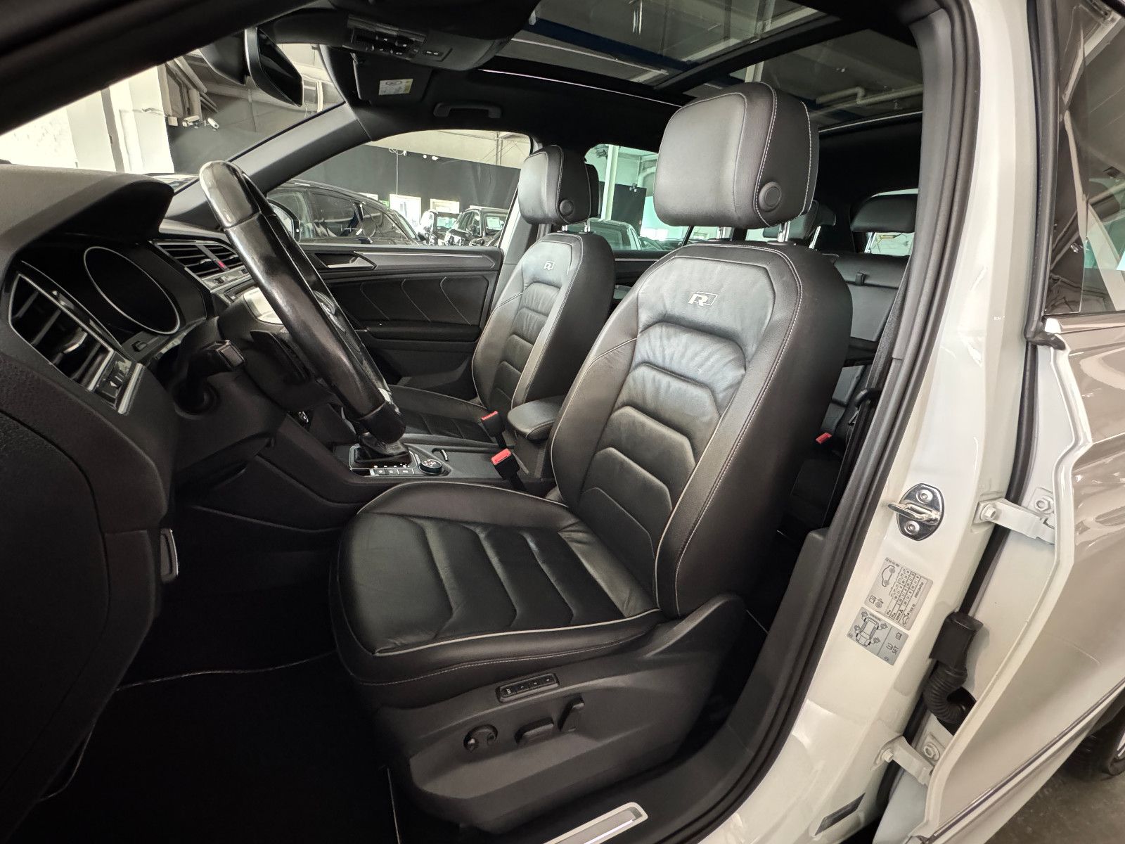 Fahrzeugabbildung Volkswagen Tiguan DSG 4MO 3X R-LINE PANO MEMORY BLACK STYLE