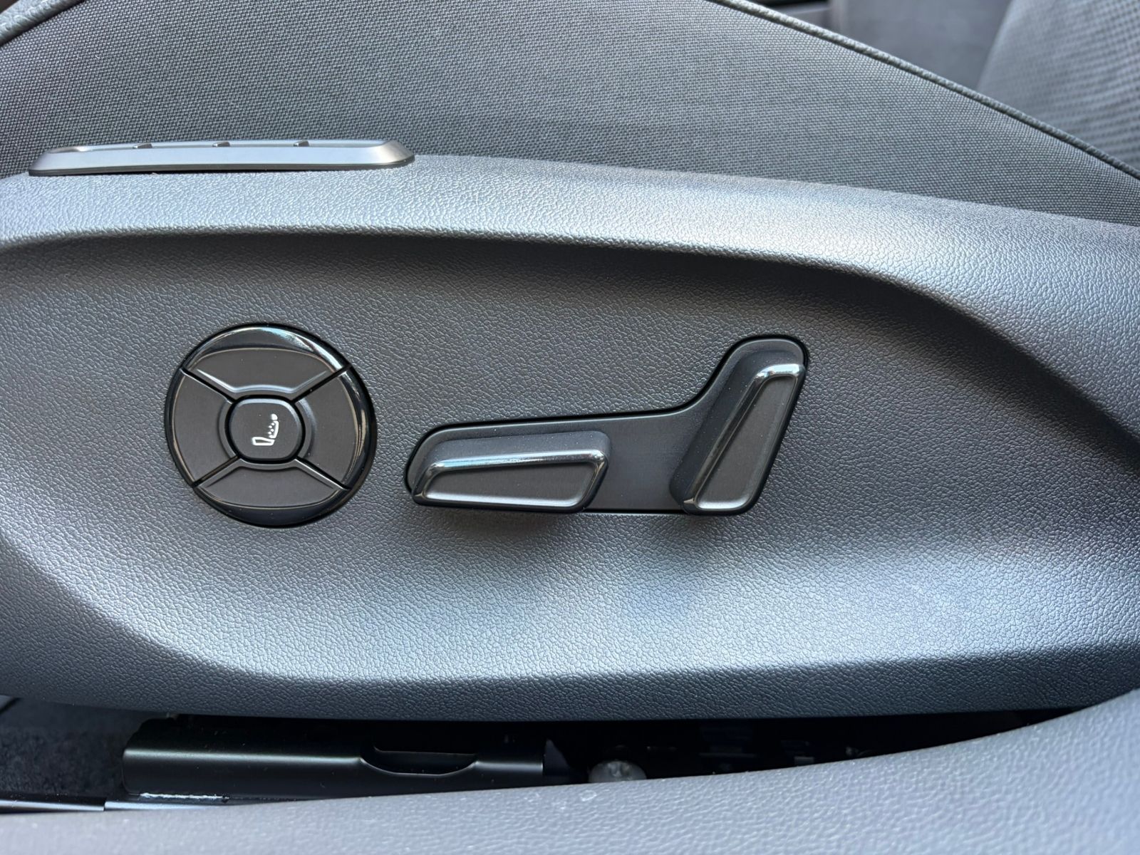 Fahrzeugabbildung SKODA Superb Combi  Sportline 1.5 TSI IV DSG *AHK,Navi