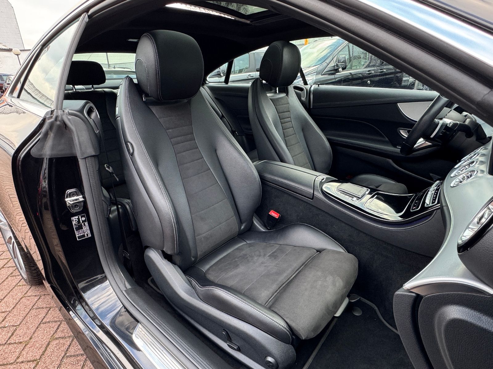 Fahrzeugabbildung Mercedes-Benz E 300 Coupe 9G 2X AMG LINE PANORAMA MBUX 20 ZOLL