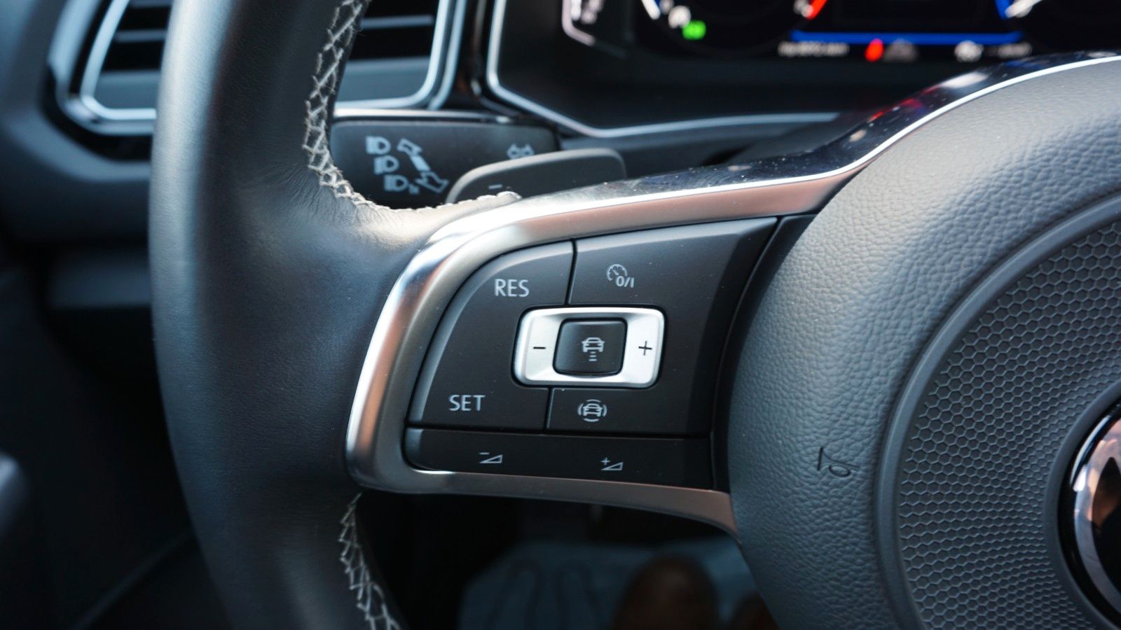 Fahrzeugabbildung Volkswagen T-Roc Sport 4Motion, Kamera, Navi, Pano, Black