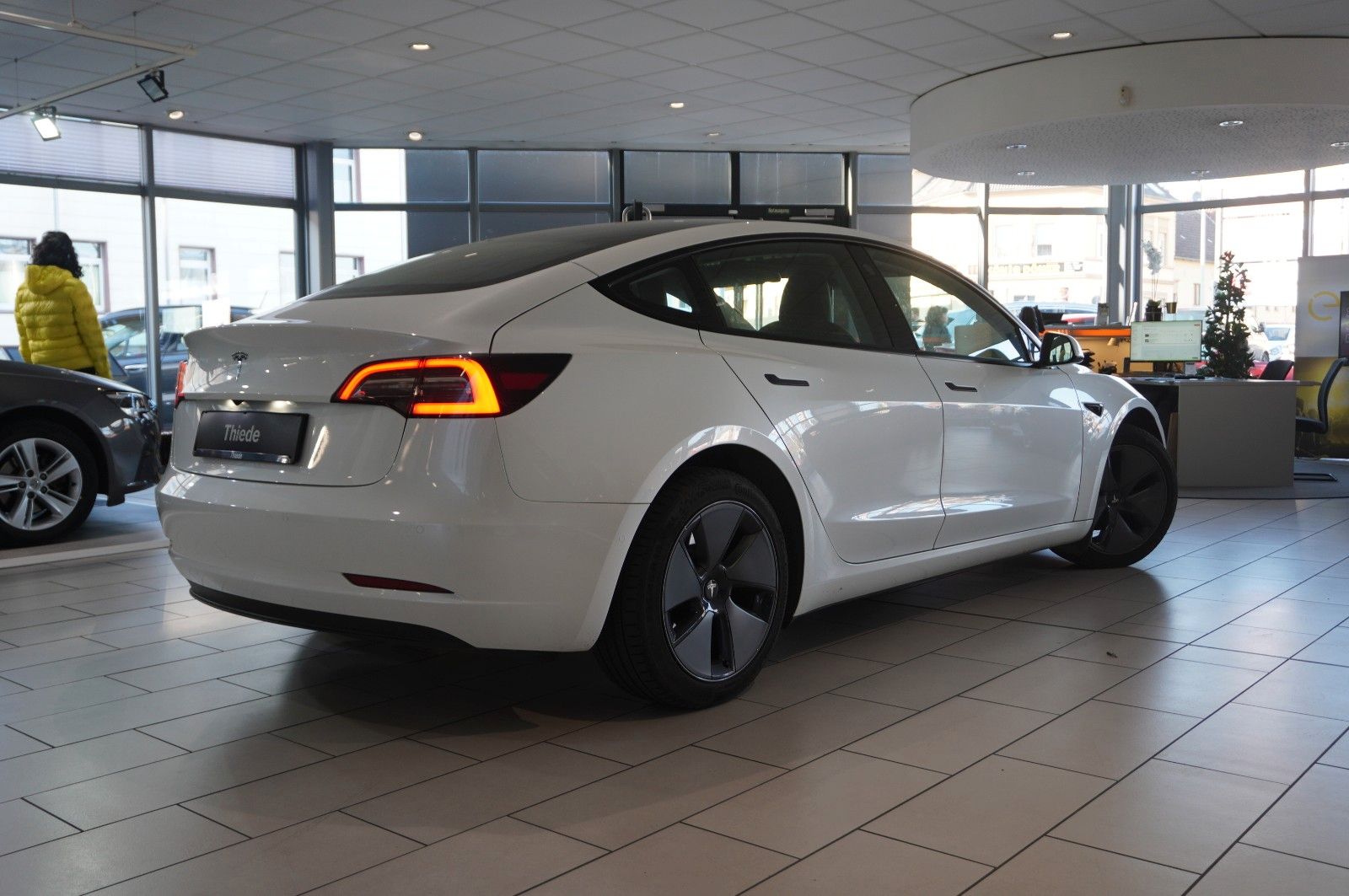 Fahrzeugabbildung Tesla Model 3 Standard Range Plus NAVI/KAMERA/SH/WÄRME