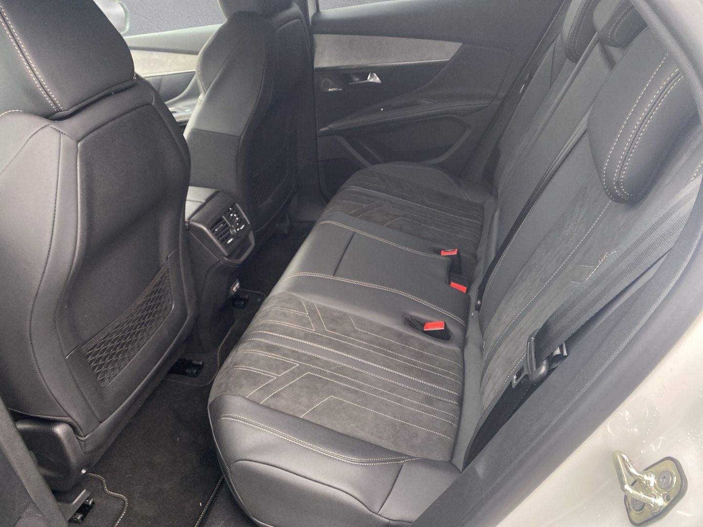 Fahrzeugabbildung Peugeot 3008 Hybrid4 300 GT 1.6 Plug-In EU6d