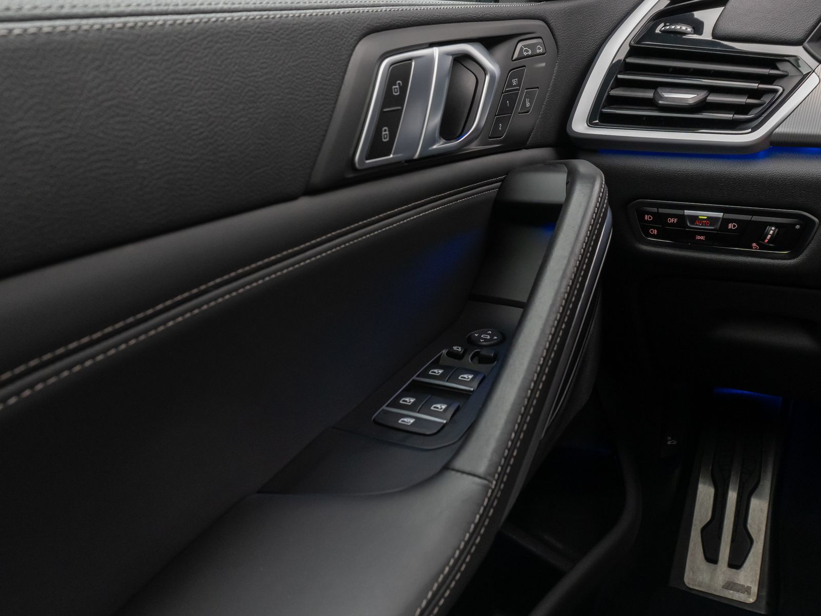 Fahrzeugabbildung BMW X6 xD30d M Sport DAB 360°DisplKey AHK Alarm 22"