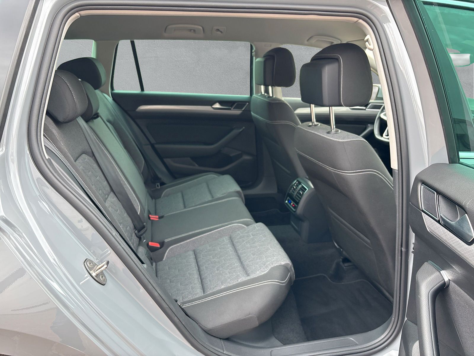 Fahrzeugabbildung Volkswagen Passat Variant 2.0 TDI Business AHK DCC Standhzg