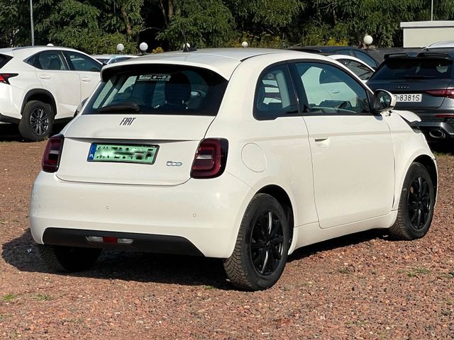 Fiat 500e Quick Charge SHZ EUCar Fahrt/Car is driving