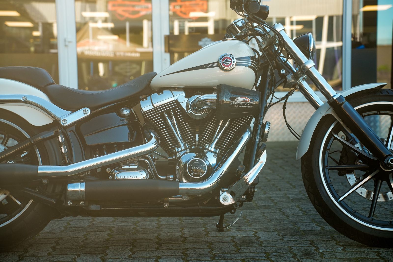 Fahrzeugabbildung Harley-Davidson FXSB Breakout 103 cui - Remus - Screamin' Eagle