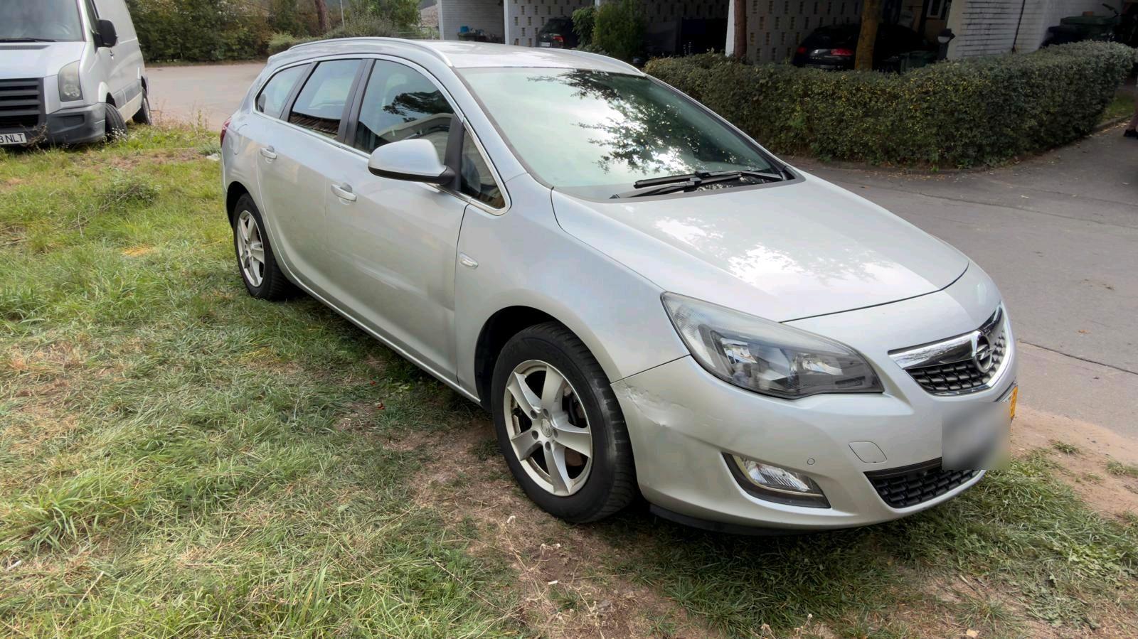 Opel Astra 2011 — салон