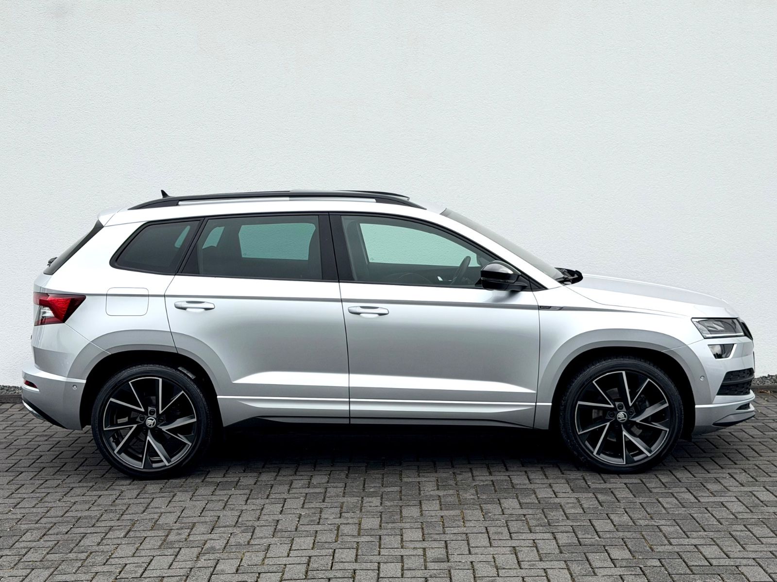 Skoda Karoq Sportline 2.0 TSI DSG 4x4 PANO LED ACC AHK foto 4