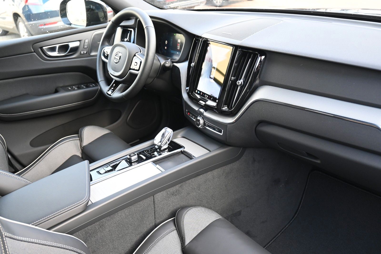 Fahrzeugabbildung Volvo XC60 B5 AWD Plus Dark*H&K*FSHZG*360°*ACC*AHK