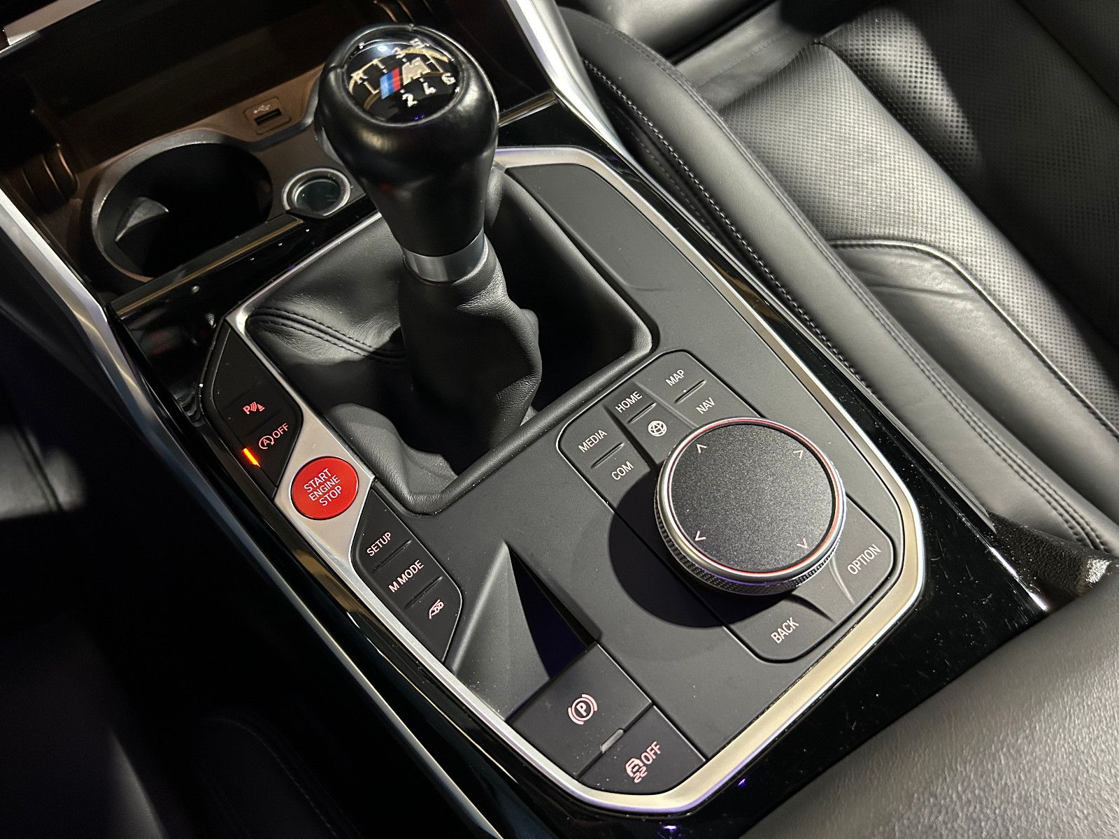 Fahrzeugabbildung BMW M3 M-SPORT CARBON/SCHALTER/HEAD-UP/LIVE-COCKPIT/