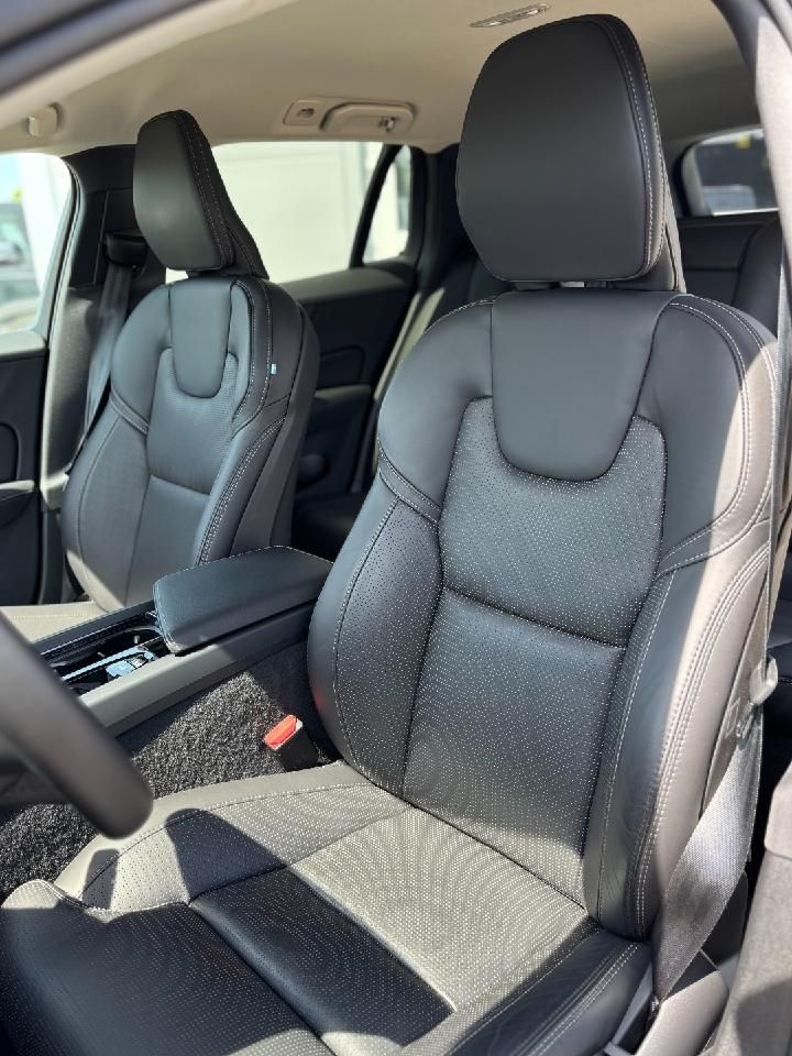 Fahrzeugabbildung Volvo V60 Kombi Plus Dark LED DAB AHK ACC Harman Kardo