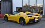 Ferrari SF90 Spider *Atelier+Giallo Triplo+Lift+Carbon* - mit Hybrid-Antrieb: Roadster