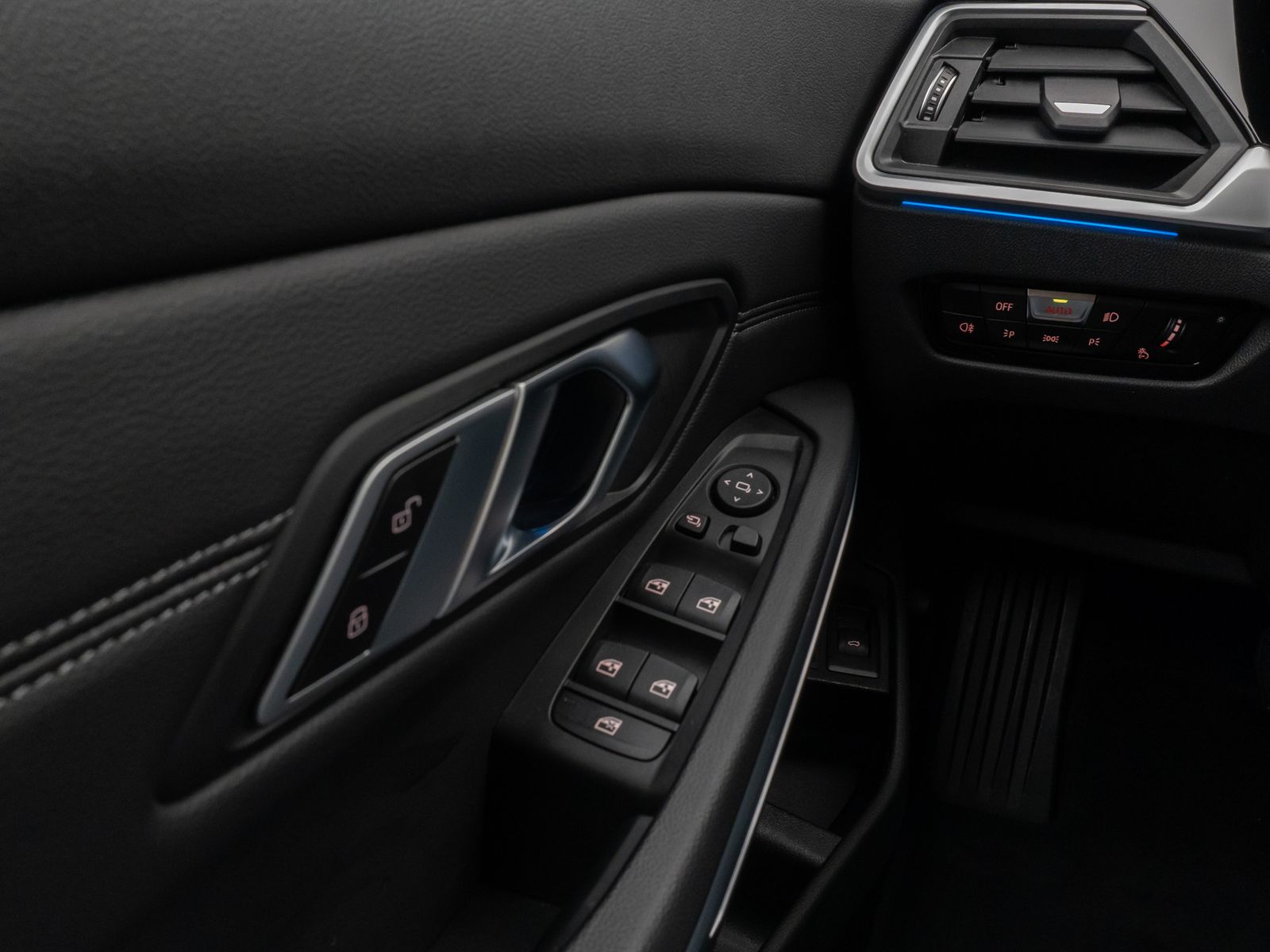 Fahrzeugabbildung BMW 330e Kamera DAB HiFi DrivingAssist Alarm Sport