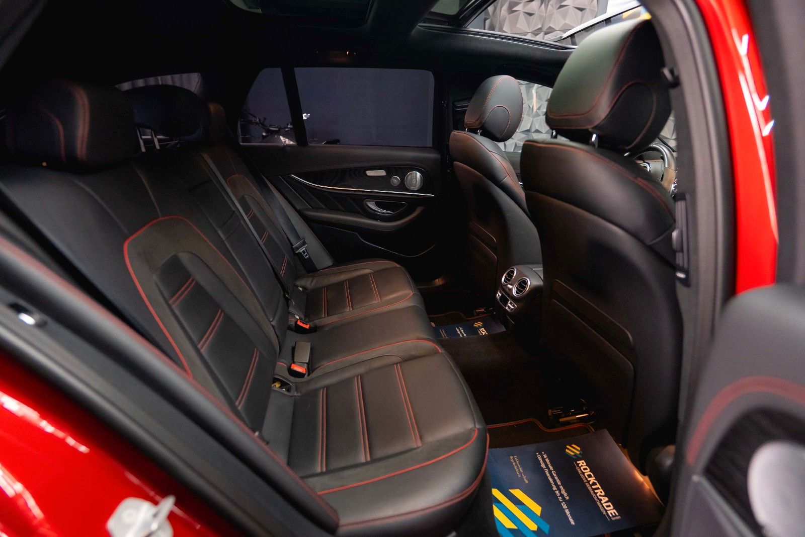 Fahrzeugabbildung Mercedes-Benz E 43 AMG 4Matic Night-Paket *Airmatic*ACC*Pano*