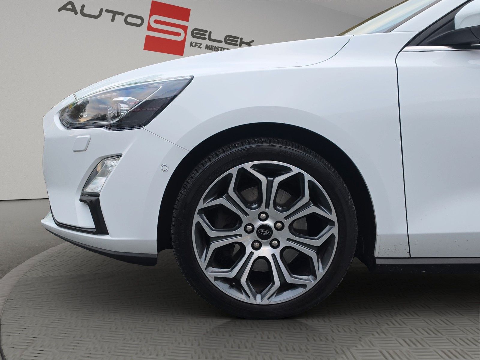Fahrzeugabbildung Ford Focus Turnier Titanium Navi Kamera