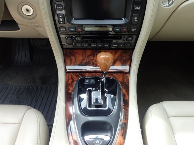 Fahrzeugabbildung Jaguar XJ 3.5 V8 Luftfederung AD Navi Memory Sitze Xeno