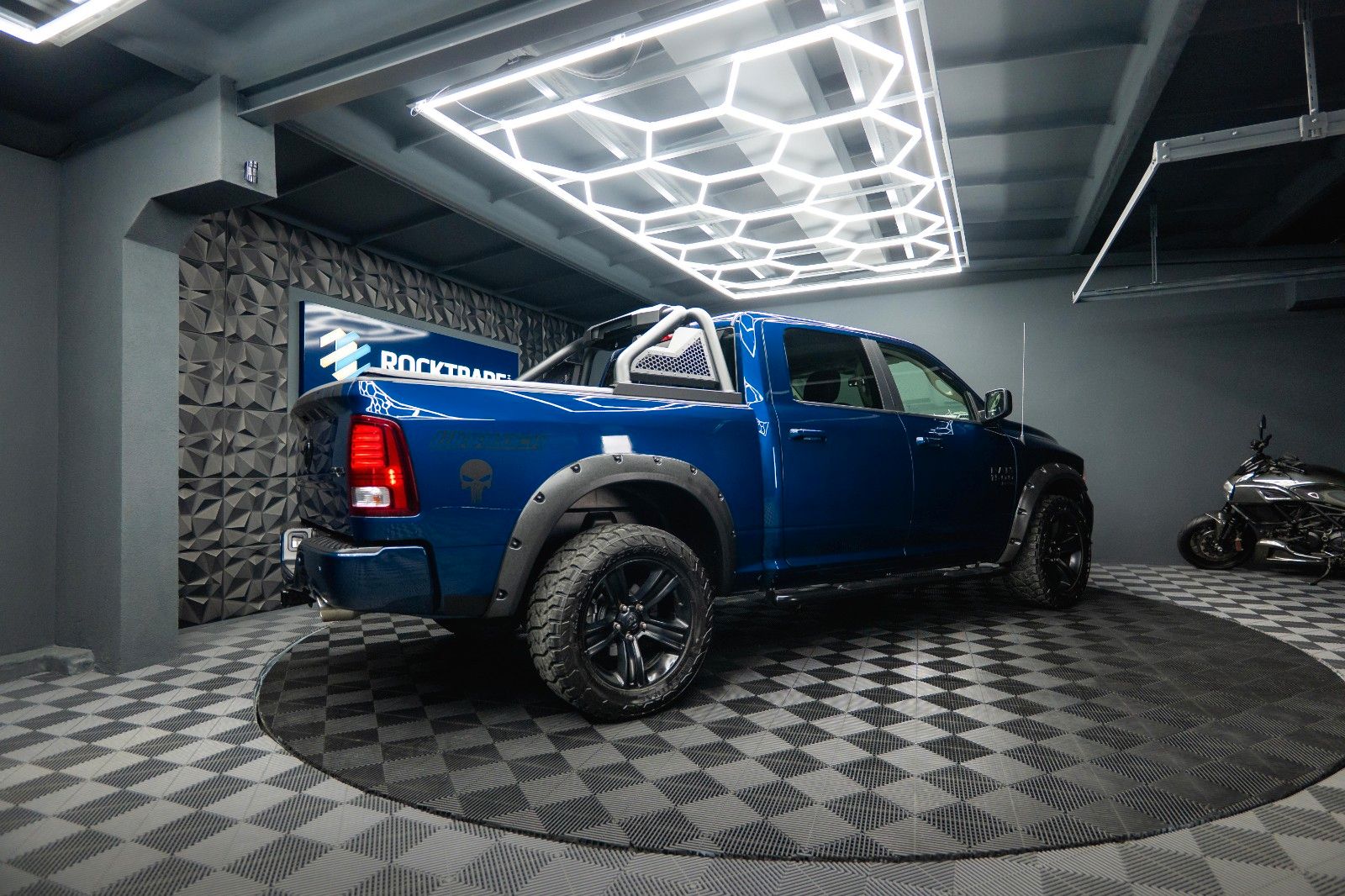 Fahrzeugabbildung Dodge RAM 5.7 V8 HEMI 4x4 OFFROAD Night Edition *19%*