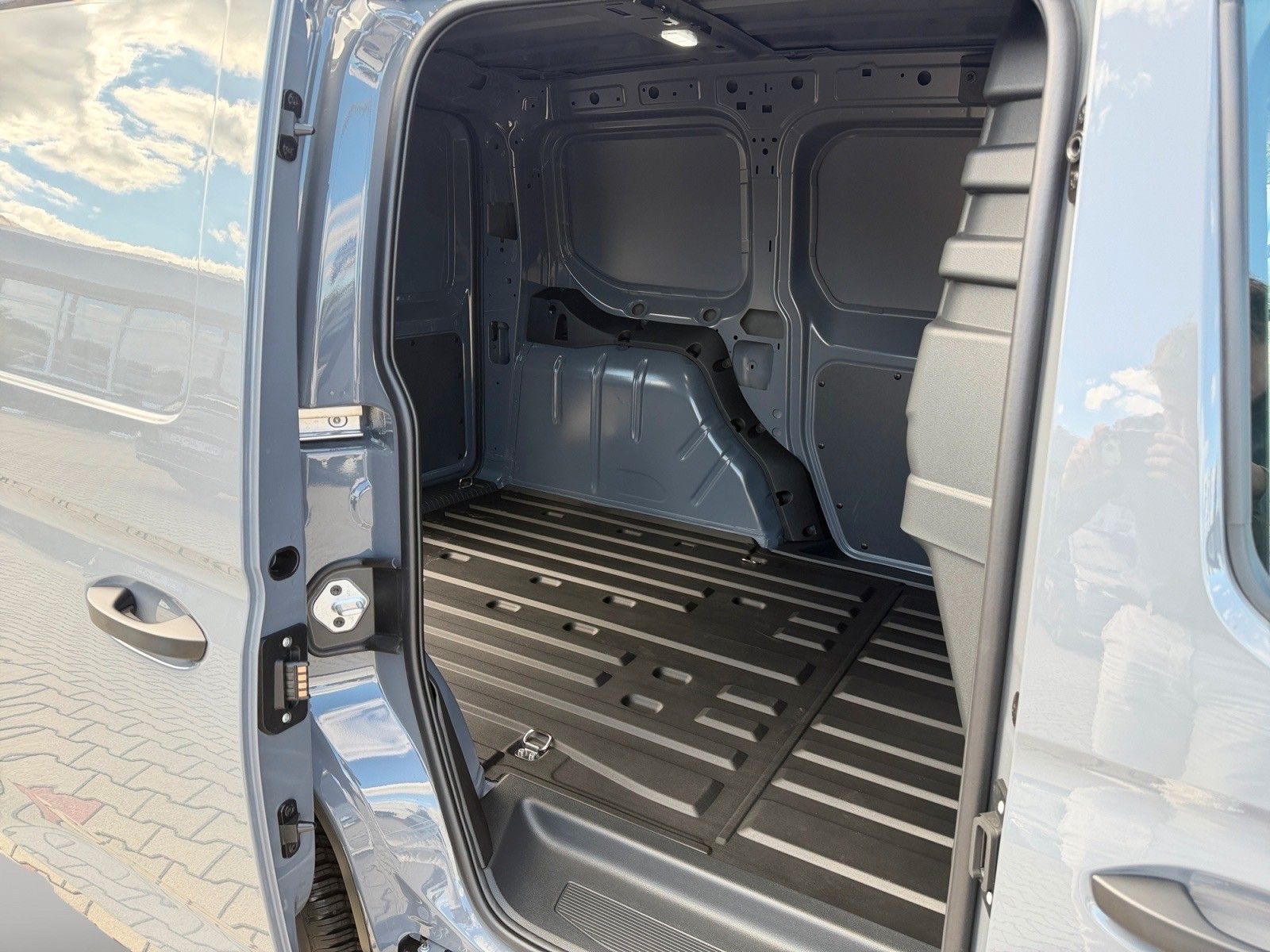 Fahrzeugabbildung Volkswagen Caddy Cargo 1.5 TSI BMT AHZV 5 Jahre NW Garantie