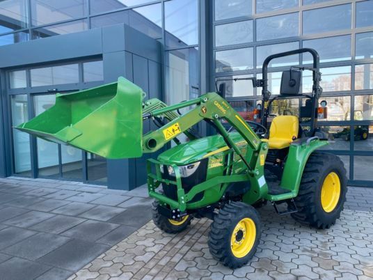 John Deere 3038E + 300E Frontlader