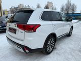 Mitsubishi Outlander 2.0 MIVEC Active+ 4WD CVT Automatik - Mitsubishi: 7 Sitzer