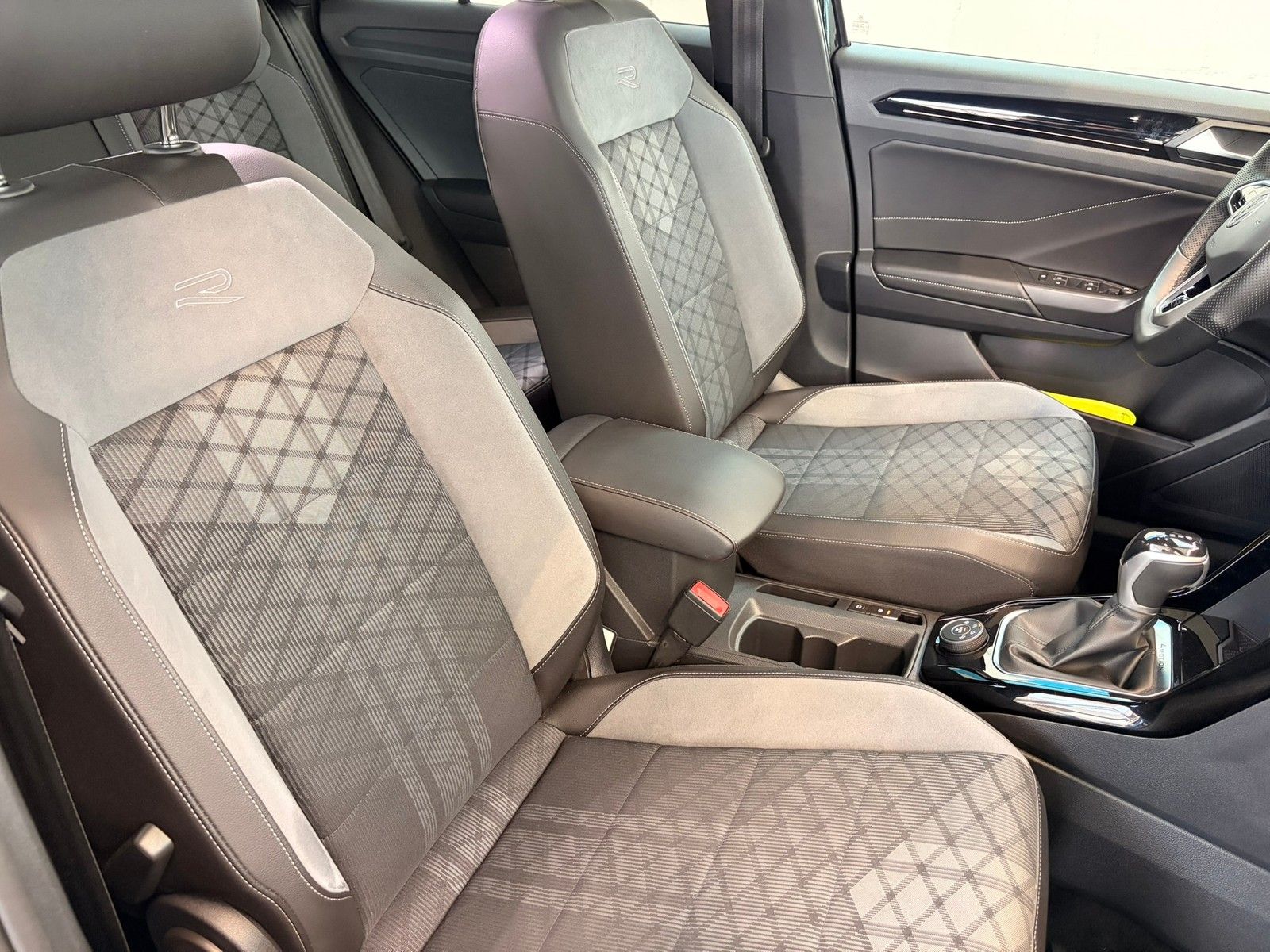 Fahrzeugabbildung Volkswagen T-Roc R-Line 2.0 TSI DSG 4M +ACC +LED + IQ.Drive