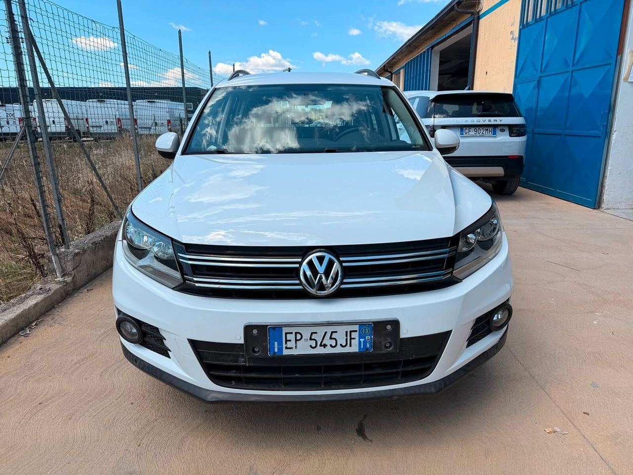 Volkswagen Tiguan - 1