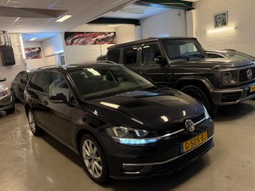 Volkswagen Golf - 1