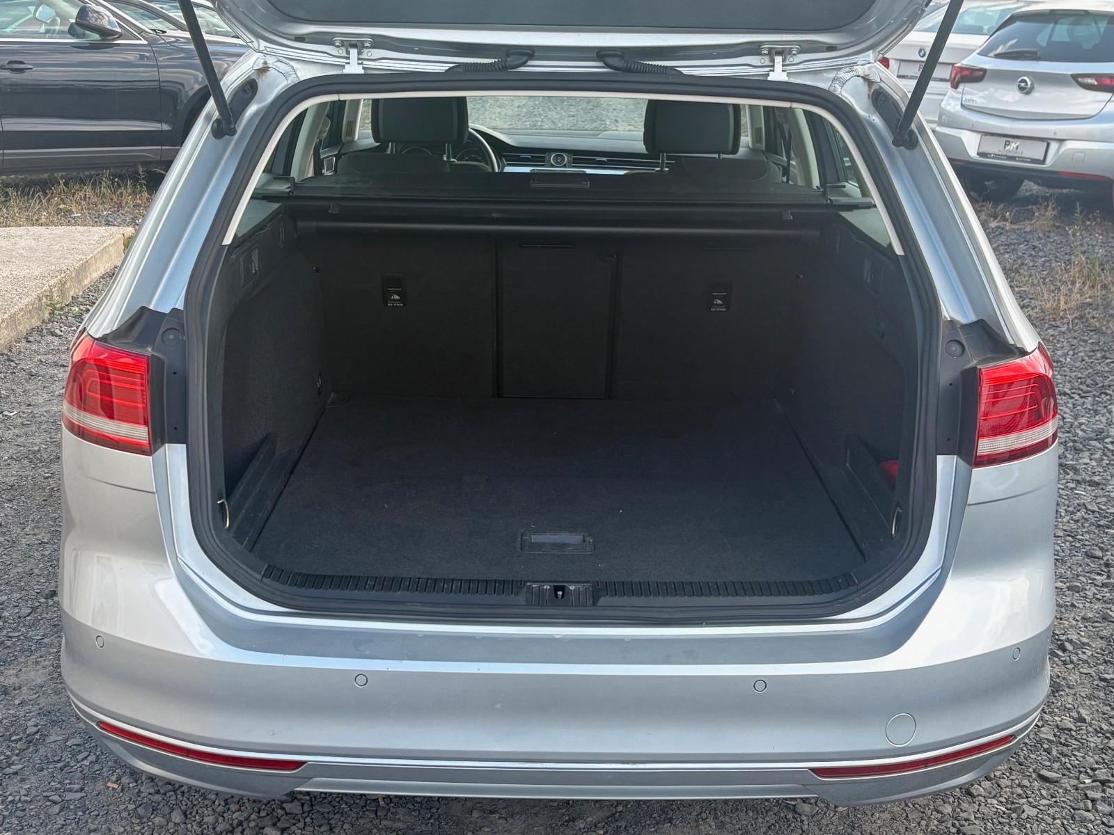 Volkswagen Passat Variant 2.0 TDI DSG Navi ACC SPORTSITZE
