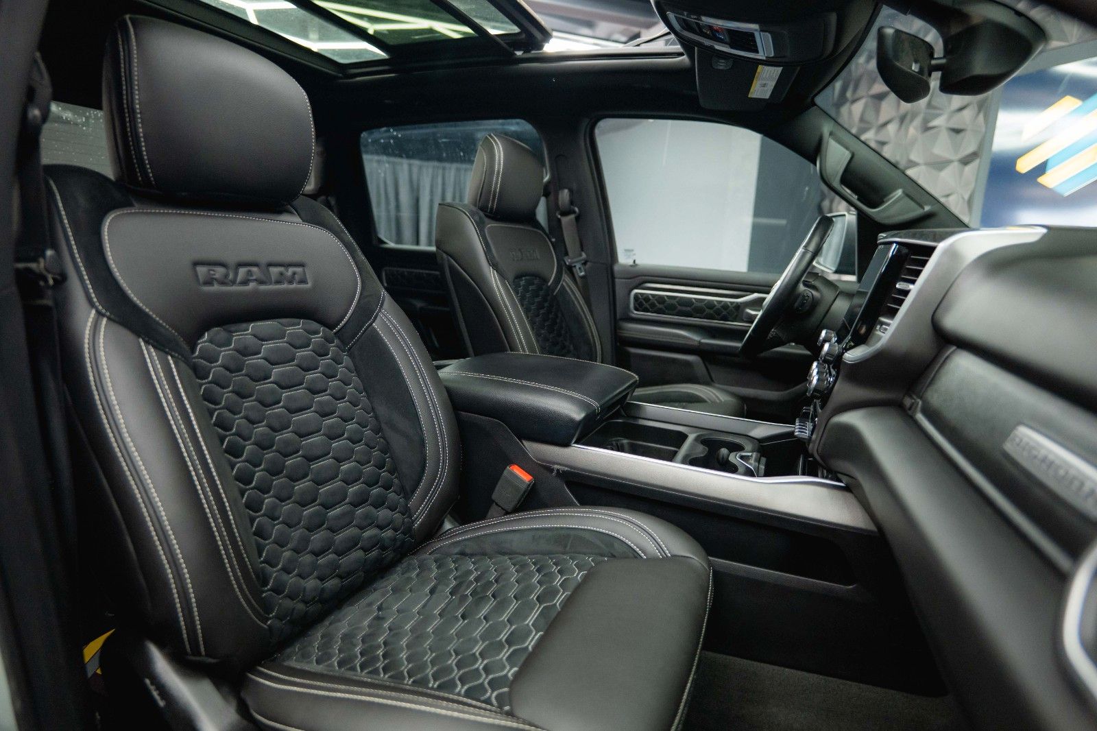 Fahrzeugabbildung Dodge RAM 5.7 V8 HEMI 4x4 OFFROAD Night-Edition *Pano*