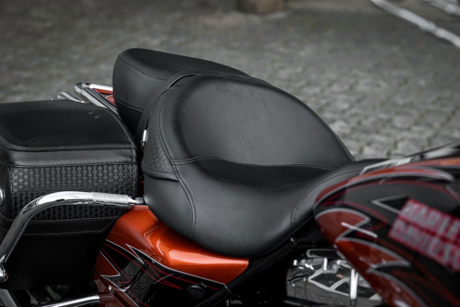 Fahrzeugabbildung Harley-Davidson FLHRC Road King Classic - BLACK BEAR - SELTEN