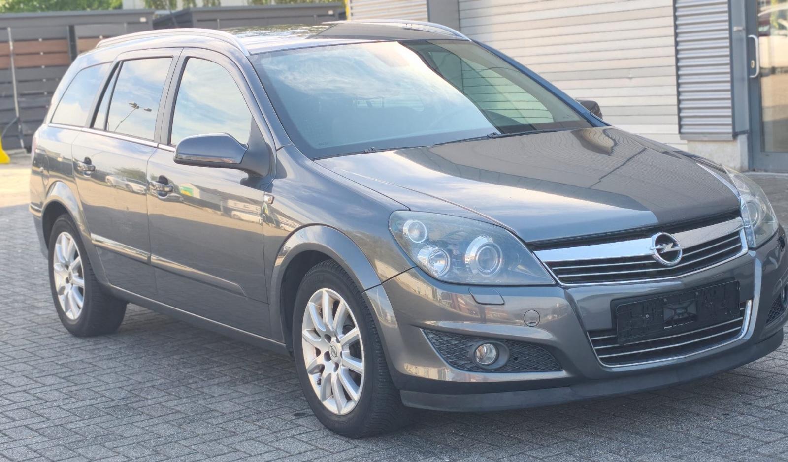 Opel Astra 2009 — салон