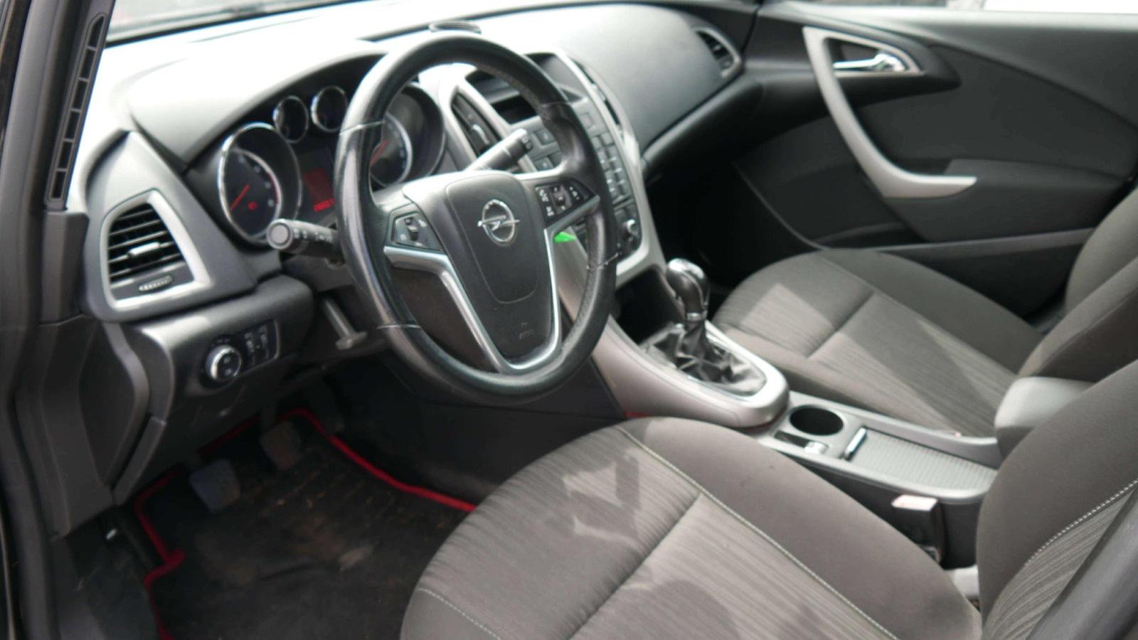 Opel Astra 2011 — photo 9