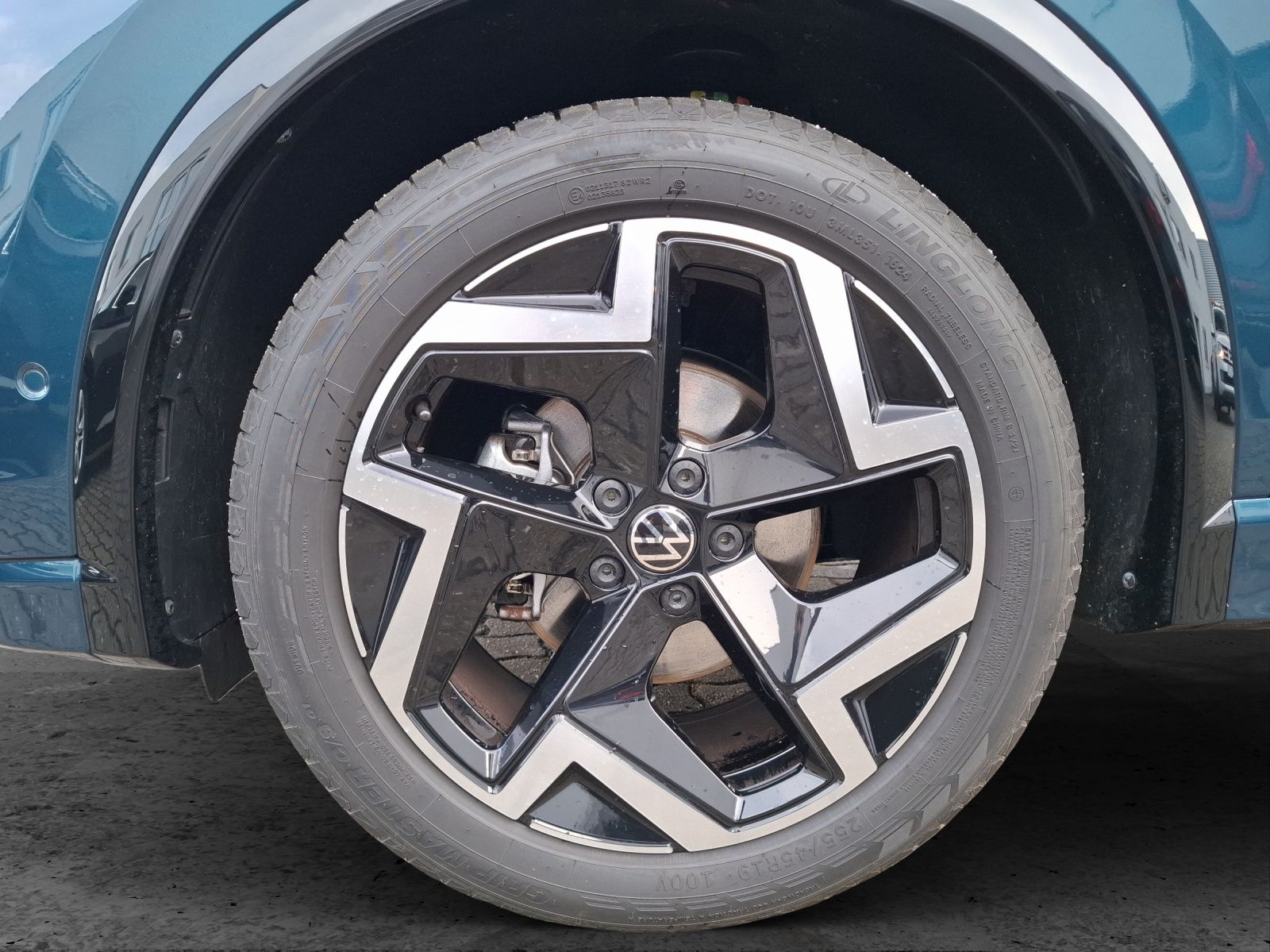 Fahrzeugabbildung Volkswagen Tiguan eTSI R-Line DSG Standhzg Matrix AHK Navi