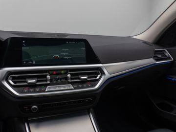 Fahrzeugabbildung BMW 320d xDLuxury Line DAB HiFi PDC Stop&Go Komfort