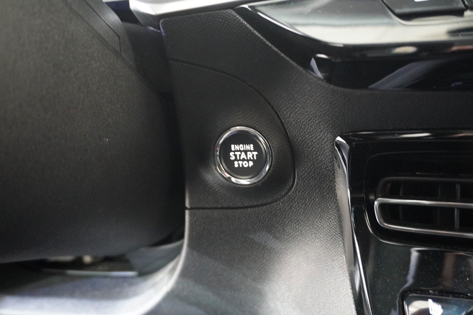 Fahrzeugabbildung Opel Mokka 1.2T ELEGANCE NAVI/LED/KAMERA/SH/SPORT/DAB
