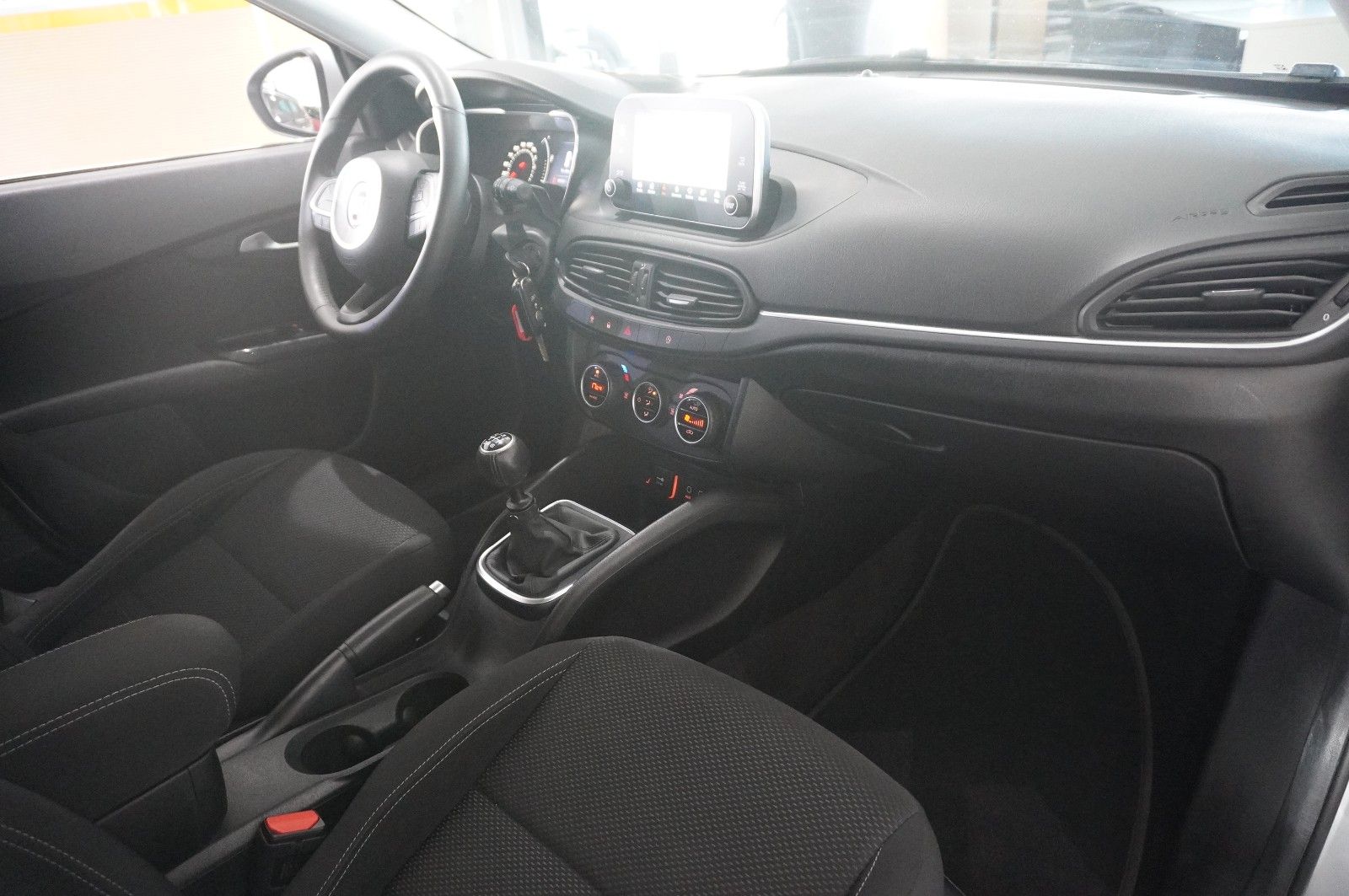 Fahrzeugabbildung Fiat Tipo 1.6D LIM. LOUNGE NAVI/LED/KAMERA/SHZ/TEMP.